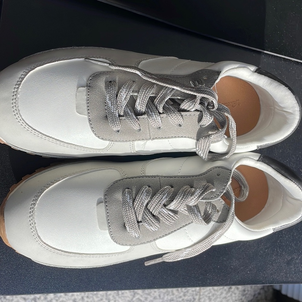 Universal threads sneakers
